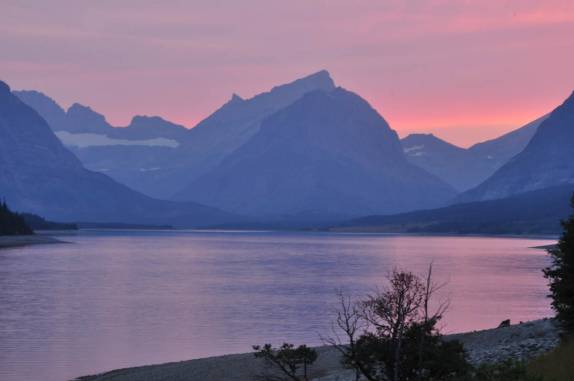 As luzes mágicas do entardecer na região de Many Glacier, no Glacier National Park, em Montana, nos Estados Unidos